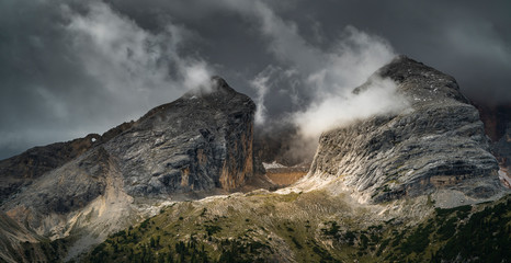 Düstere Wolken ziehen um Berggipfel - Dolomiten