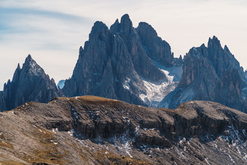 Fototapeta premium Wandern entlang der drei Zinnen (Tre Cime di Lavaredo) bei blauem Himmel und Sonnenschein