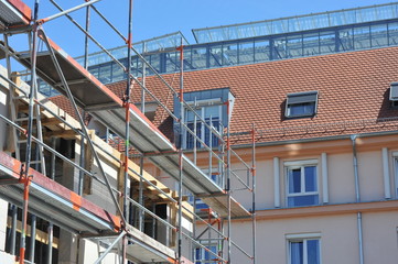 Ger&uuml;st an der Fassade eines Wohnhauses