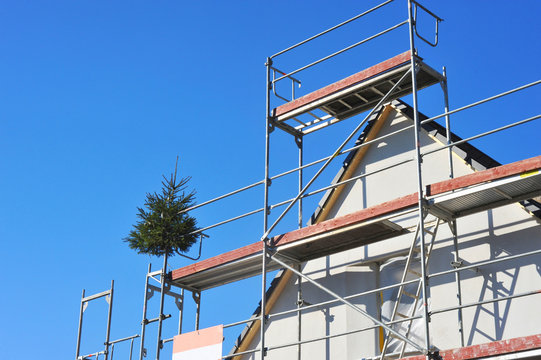 F&uuml;r das Richtfest auf dem Ger&uuml;st angebrachte Fichte als Richtbaum auf einem grundsaniertem Wohnhaus