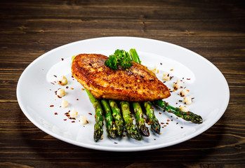 Grilled chicken breast and vegetables