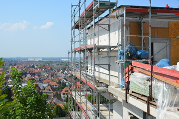 Gerüst an der Fassade eines Wohngebäudes