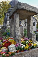 Cimetière du Père-Lachaise / Mausolée dolmen sacré du spirite Allan Kardec