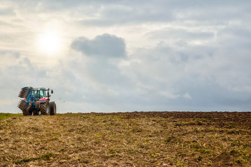 Naklejka premium labourer avant l'arrivée de l'orage 