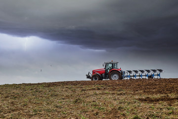 Obraz premium labourer avant l'arrivée de l'orage 
