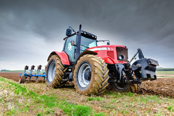 Obraz premium labourer avant l'arrivée de l'orage 
