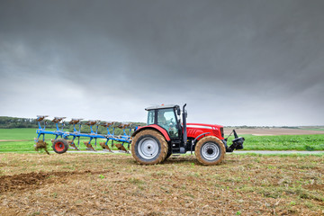 Obraz premium labourer avant l'arrivée de l'orage 