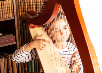 Mädchen spielt Harfe