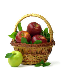 Органик Apples in a Basket .  Harvest season concept. Harvesting.  Proper nutrition. Isolated on white background.