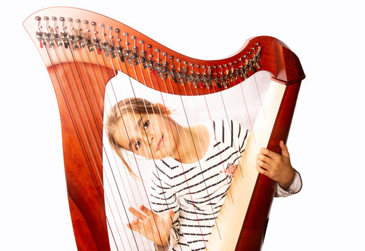 M&auml;dchen spielt Harfe