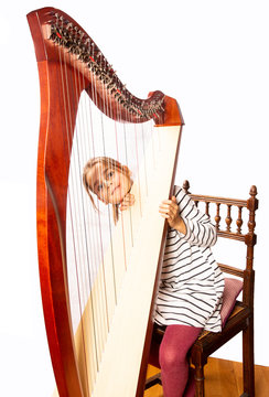 M&auml;dchen spielt Harfe