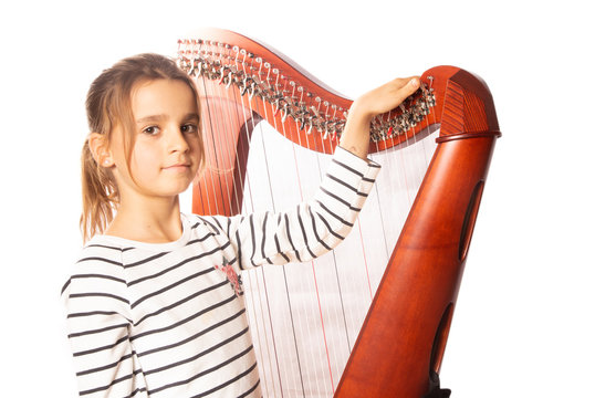Kind spielt Harfe