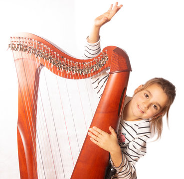Kind spielt Harfe