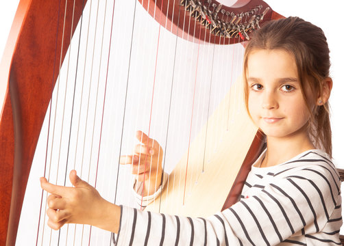 Kind spielt Harfe