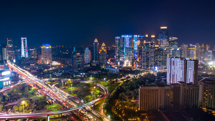 Obraz premium Nowoczesne budynki i autostrada Semanggi nocą