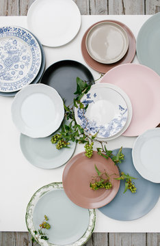 Colorful plates in arrangement