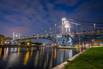 Kaiser-Wilhelm-Brücke in Wilhelmshaven bei Nacht