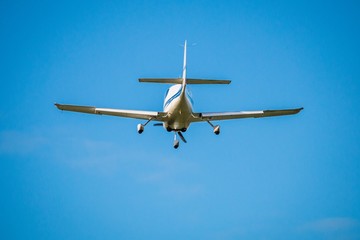 Nahaufnahme eines landenden Flugzeugs