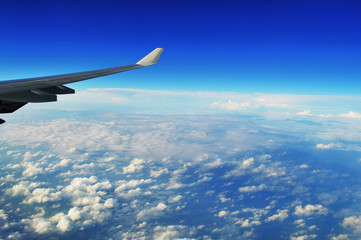 the wing of the plane in the clouds