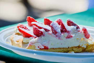 excellent cake with strawberries, cream and shortcrust pastry