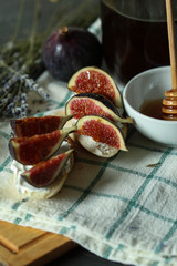 Bruschetta with figs, cheese and honey