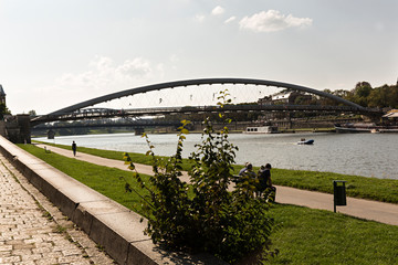 Puente sobre el rio Vístula en Cracovia, Polonia.