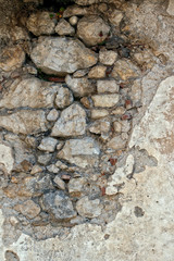 vecchio muro in pietra con intonaco rovinato
