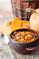 Spicy curry with green lentils, pumpkin and raisins