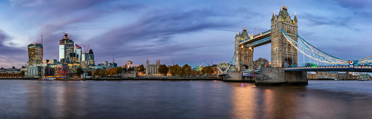Panorama der Skyline von London: von der Tower Bridge bis zur City of London am Abend