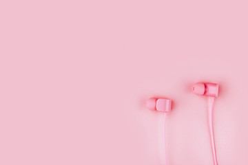 Flat lay concept: headphones on pastel backgrounds. headphones on a pink background, top view, copyspace.