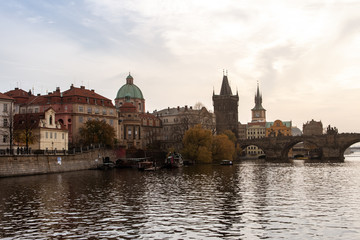 Obraz premium Karlsbrücke in Prag auf Moldau Fluss. Altstad.