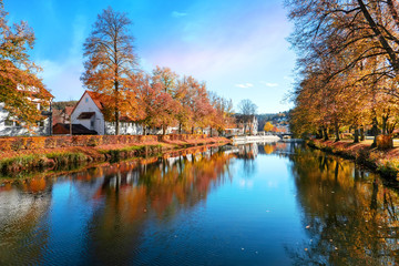 Fototapeta premium Wunderschöne herbstliche Flusslandschaft in Nagold, Schwarzwald