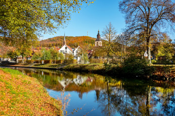 Fototapeta na wymiar Wunderschöne herbstliche Flusslandschaft in Nagold, Schwarzwald