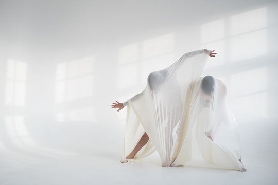 Contemporary dance with tissue