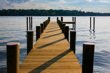 Fototapeta premium drewniane molo molo zachód słońca nad jeziorem