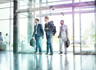 Obraz premium successful business people on the way in building.