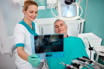 Obraz premium Female dentist show X-ray