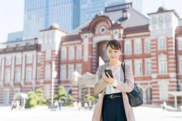 女性・スマートフォン