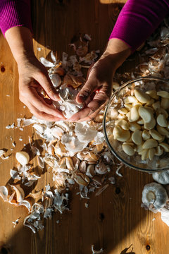 Peeling garlic