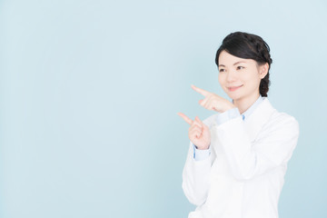 白衣を着た女性