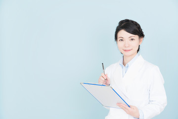 白衣を着た女性