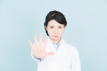 白衣を着た女性