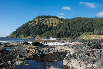 Rocky ocean shoreline during low tide at the Scenic Cape Perpetua area along the Oregon Coast, along the Pacific Coast Highway