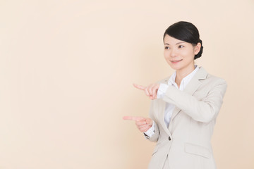 スーツを着た女性
