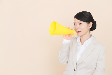 スーツを着た女性