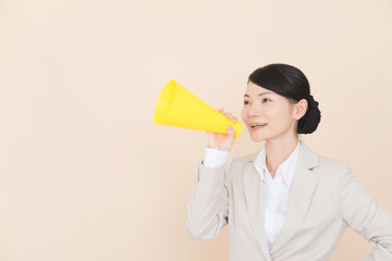 スーツを着た女性