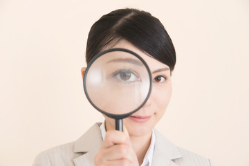 スーツを着た女性