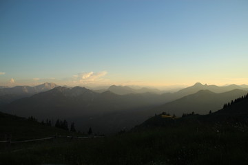 Fototapeta premium Blick inss mangfallgebirge mit Schinder, Guffert, Roßkopf, Stolzenberg, Blankenstein und Risserkogel