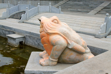 Fototapeta na wymiar Toad sculpture in a park