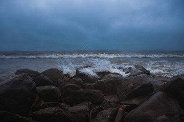 Obraz premium Dramatic foaming splashing waves in stormy weather background